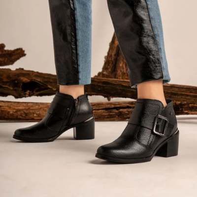 Botas pretas de couro com fivela e salto quadrado