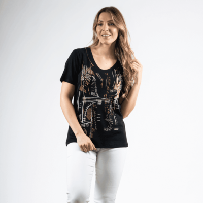 Mulher a usar t-shirt preta estampada com calças brancas