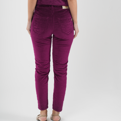 Calças justas roxas de veludo cotelê vistas de trás