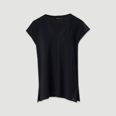 T-shirt preta feminina com decote em V e mangas curtas