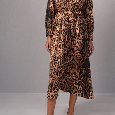 Vestido midi feminino de pele de leopardo com cinto fino e sandálias pretas