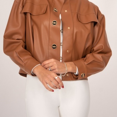 Casaco curto castanho de tecido que imita pele com botões dourados