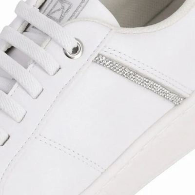 Ténis brancos de couro com detalhe metálico prateado e atacadores brancos