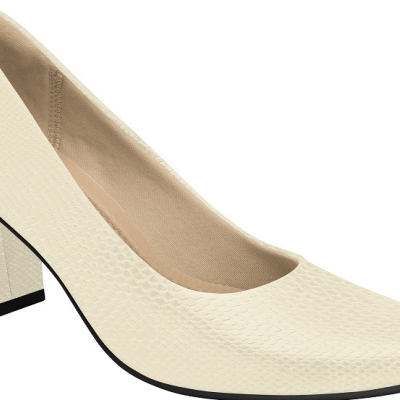 Sapato de salto médio quadrado bege com textura tipo pele de réptil