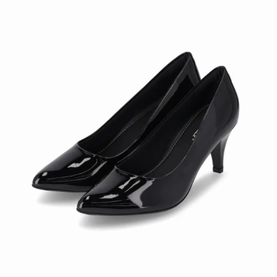 Par de sapatos de salto alto verniz preto