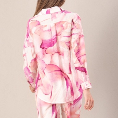 Conjunto feminino rosa e branco com padrão abstrato, visto por trás