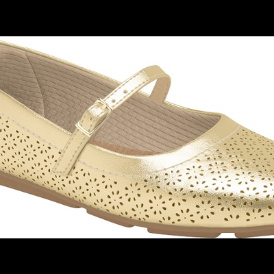 Sapato feminino dourado com padrão perfurado e tira ajustável