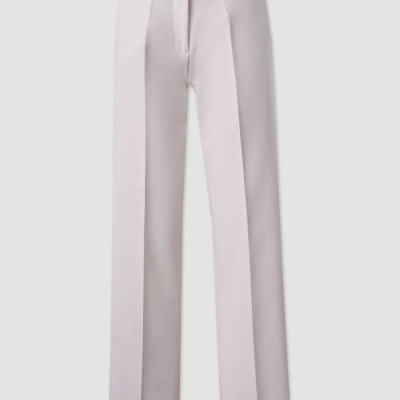 Calças compridas brancas femininas com pregas na parte frontal