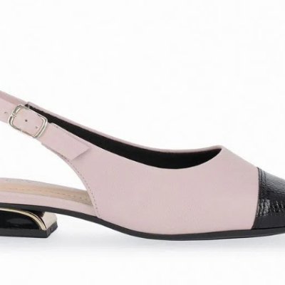 Sapatilha slingback rosa claro com biqueira preta texturizada e salto baixo preto com detalhe metálico