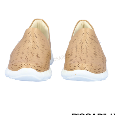 Sapatos casuais bege com sola branca e material perfurado