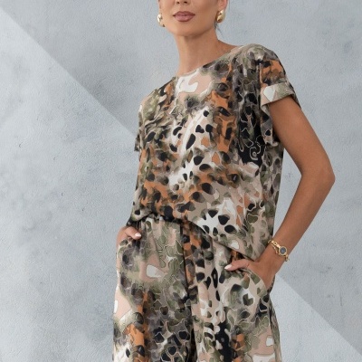 Conjunto feminino com t-shirt e calças largas com padrão abstrato em tons terra e verde