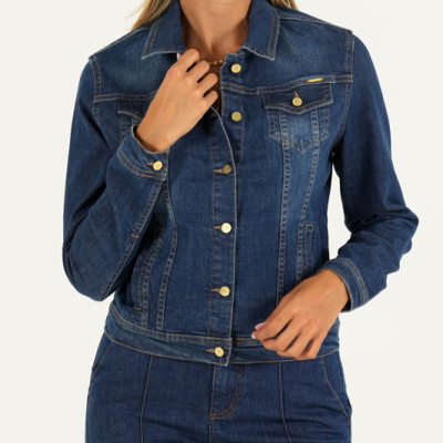 Casaco de ganga azul escuro com botões dourados e bolsos no peito