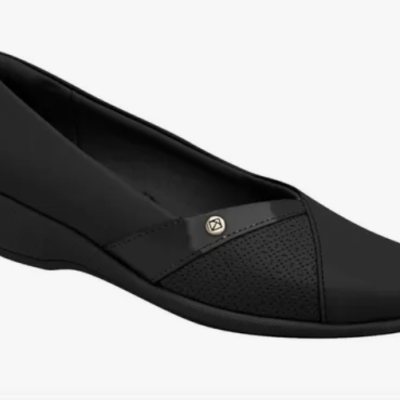 Sapato feminino preto com salto cunha médio e detalhe metálico prateado