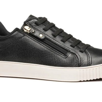 Sapatilha preta texturizada com sola branca e detalhes dourados