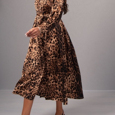 Vestido longo animal print com cinto e sandálias pretas