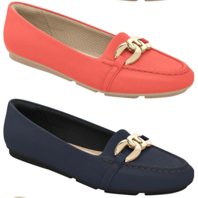 Dois pares de mocassins coloridos com fivela dourada