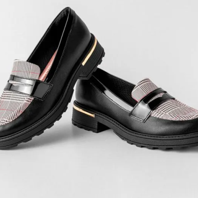 Mocassins femininos em pele preta com detalhe xadrez na frente e sola preta.