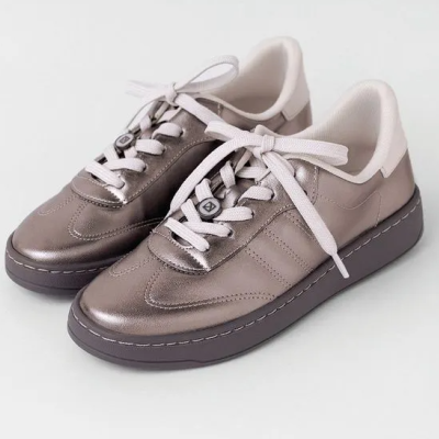 Ténis cinza com cadarços brancos e sola preta