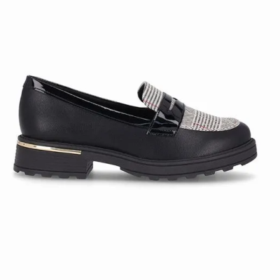 Sapato mocassim preto com padrão xadrez frontal e detalhe dourado no salto