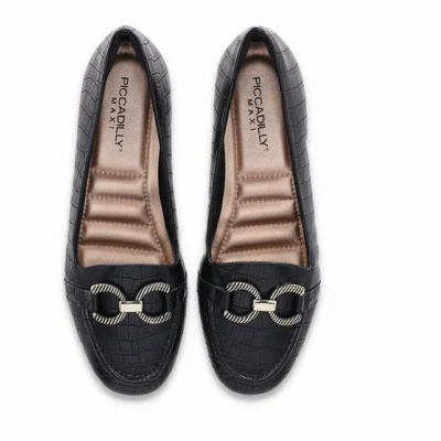 Mocassins pretos com textura e detalhe metálico