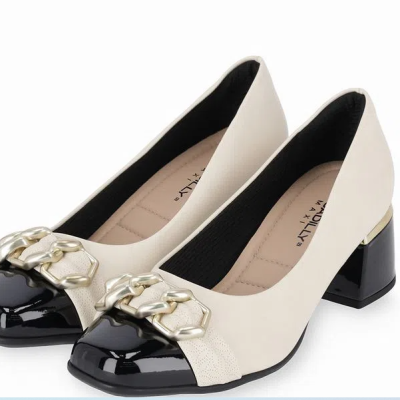 Sapatos de salto médio brancos com biqueira e salto pretos e fivelas douradas