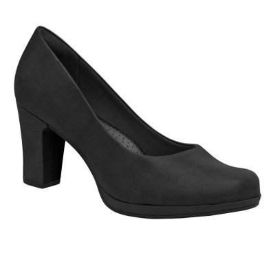 Sapato preto de salto alto com salto quadrado