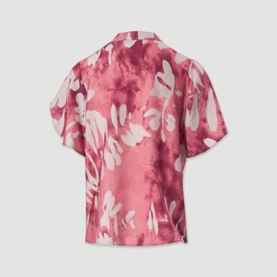 Camisa rosa com padrão floral branco vista de costas