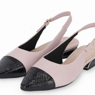 Sapatos rasos rosa claro com biqueira preta textura cobra e correia atrás com fivela dourada