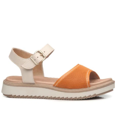 Sandália feminina branca e laranja com fivela e sola antiderrapante