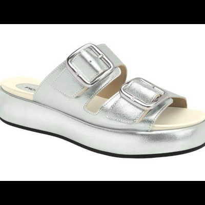 Sandália feminina prateada com duas fivelas grandes