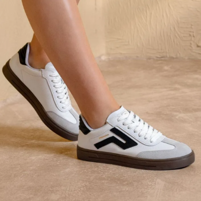 Ténis brancos com detalhes em cinza, sola castanha e logo preto