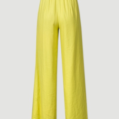 Calças amarelas com cintura elástica e pernas largas