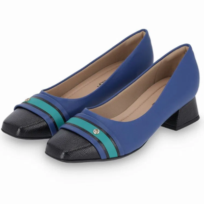 Sapatos de senhora azuis com bico e salto preto, faixas verdes e azuis decorativas