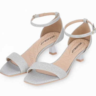 Sandálias prateadas de salto médio com tiras largas e finas com fivela