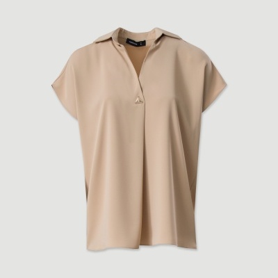 Blusa feminina bege clara com gola polo e botão triangular