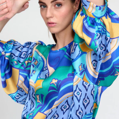 Blusa feminina azul com padrão geométrico e floral e mangas largas franzidas