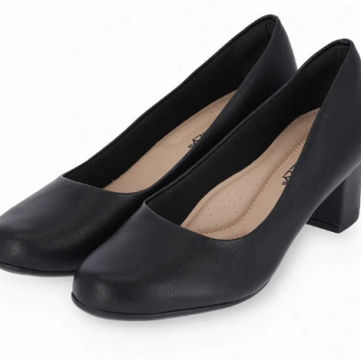 Sapatos de salto médio preto com biqueira arredondada e salto quadrado