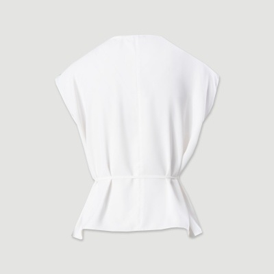 Túnica branca de mangas curtas, tecido liso e cintada na cintura