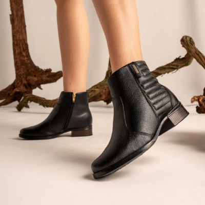 Botas pretas de cano curto em pele com padrão acolchoado e fecho dourado lateral