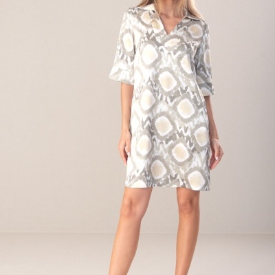 Vestido curto com padrão abstrato cinza e bege, manga três quartos, decote em V.