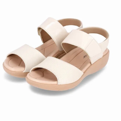 Sandálias femininas bege com tiras largas e sola confortável