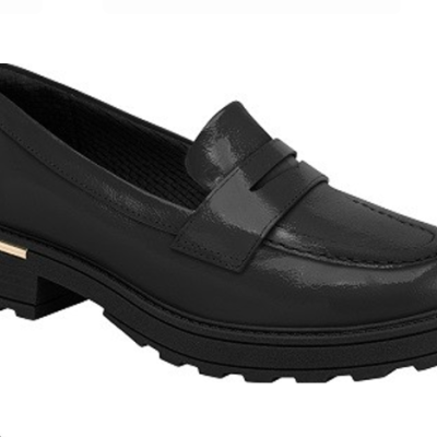 Sapato mocassim preto de couro verniz com sola preta grossa e detalhe metálico dourado