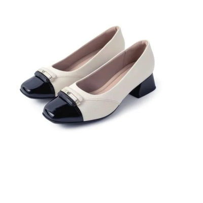 Sapatos de senhora bicolores com salto baixo e detalhe em fivela prateada