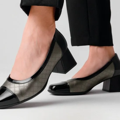 Sapatos femininos de salto baixo quadrado em verniz preto e tecido cinza com padrão xadrez