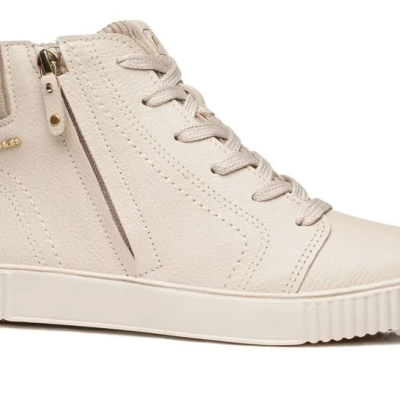 Tênis alto feminino bege em material sintético com atacadores e fecho lateral