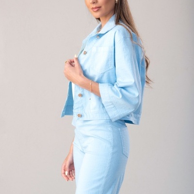 Conjunto de casaco e calças de ganga azul clara em modelo feminino