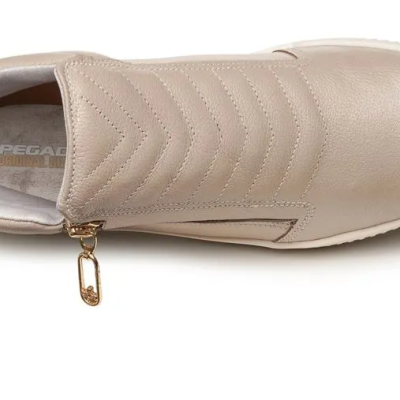 Sapato slip-on em pele bege claro com zipper dourado e interior acolchoado cinza