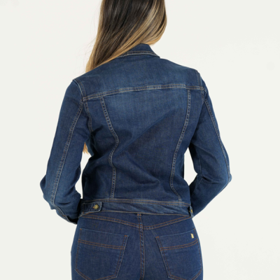 Mulher de costas vestindo casaco e calças de ganga azul escuro