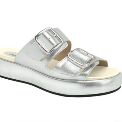 Sandália feminina prateada com fivelas largas e sola grossa branca