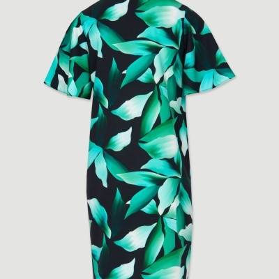 Vestido curto com padrão de folhas verdes em fundo preto